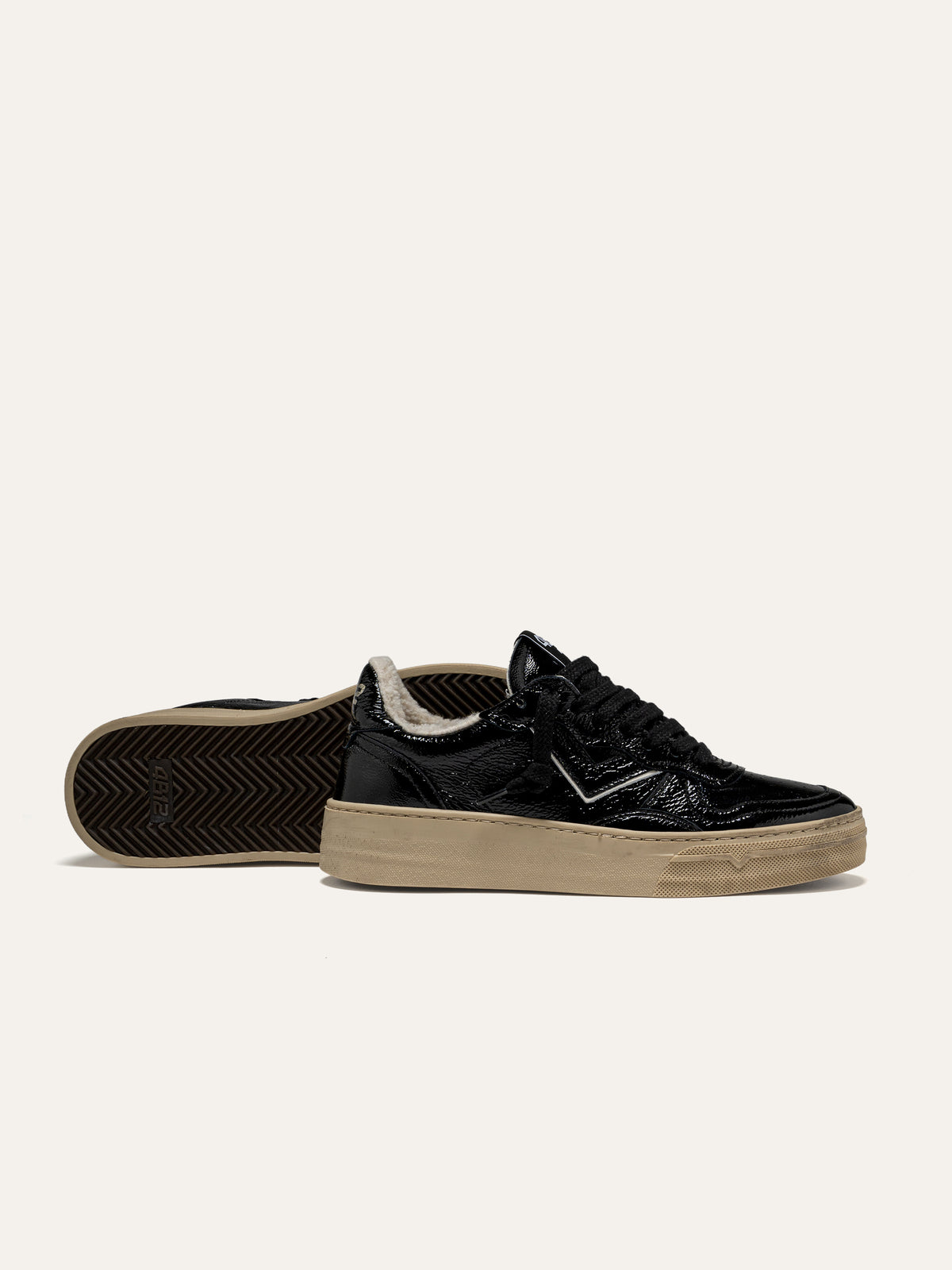 Sneaker HYPER in Vernice Nera con Fodera in Pelliccia