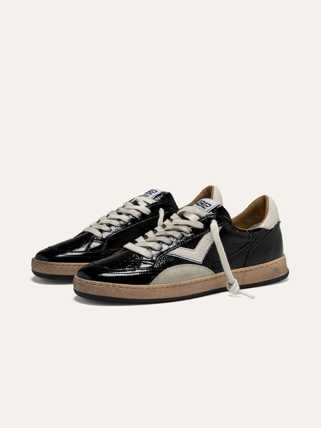 Baskets PLAYNEW en Cuir Verni Noir avec Détails Blancs