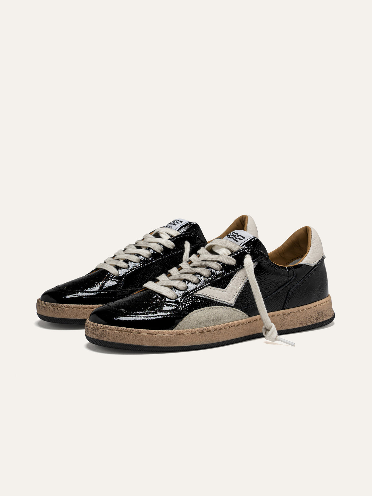Baskets PLAYNEW en Cuir Verni Noir avec Détails Blancs