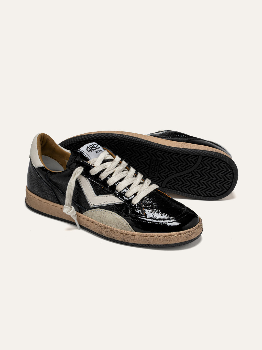 Baskets PLAYNEW en Cuir Verni Noir avec Détails Blancs