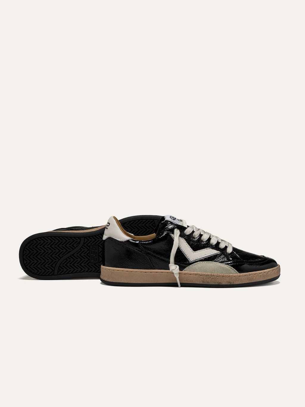 Baskets PLAYNEW en Cuir Verni Noir avec Détails Blancs