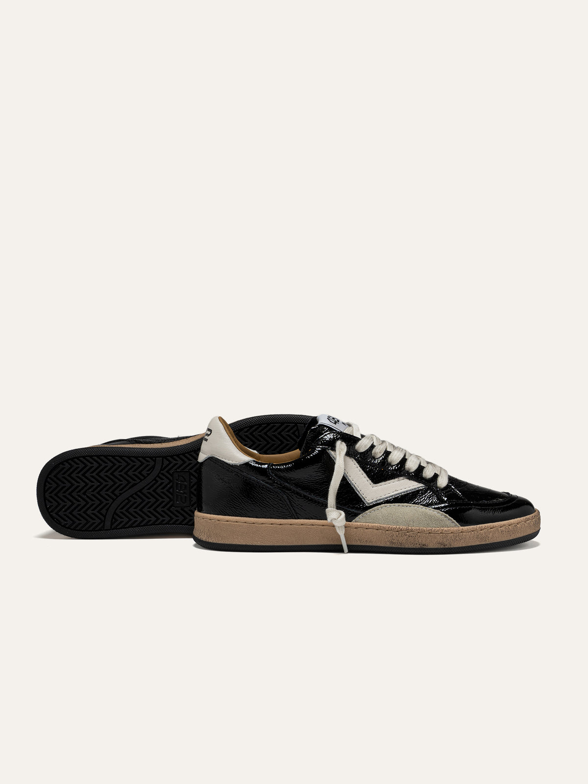 Baskets PLAYNEW en Cuir Verni Noir avec Détails Blancs