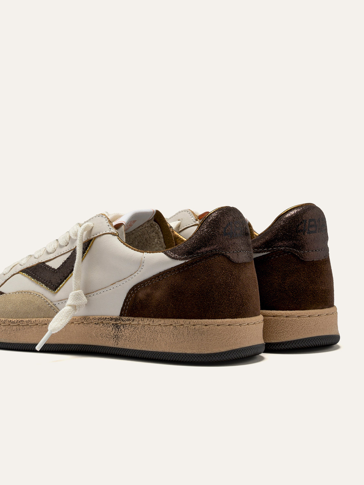 PLAYNEW Sneakers in Brown Suede