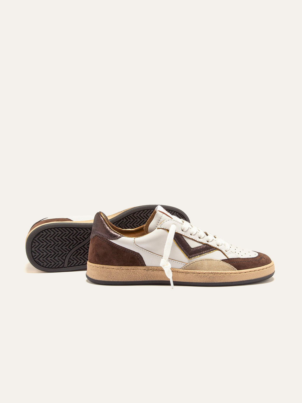 PLAYNEW Sneakers in Brown Suede