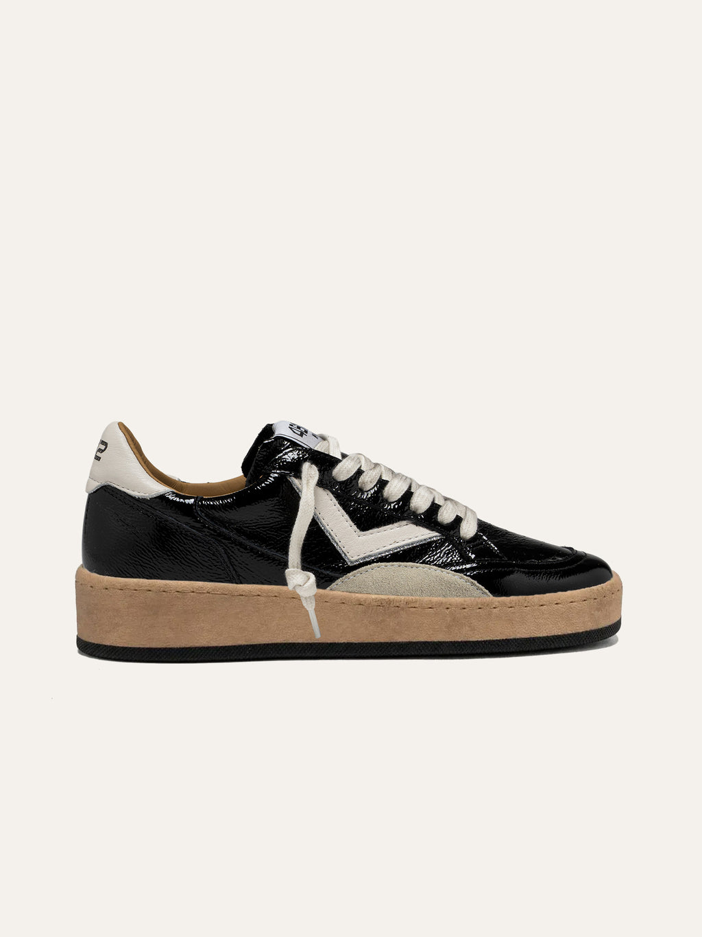 Sneaker PLAYNEWSKY in Vernice Nera con Dettagli Bianchi
