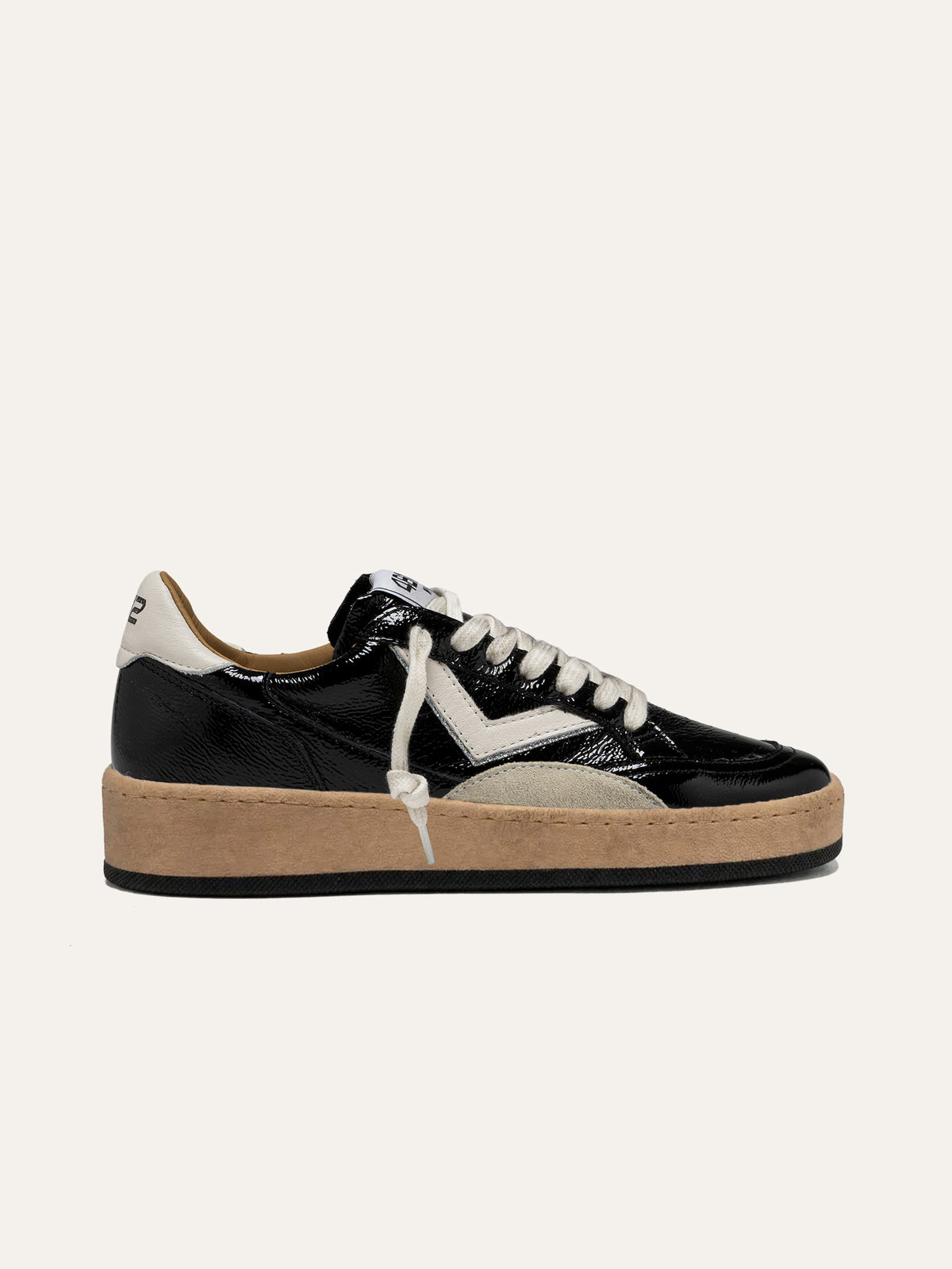 Sneaker PLAYNEWSKY in Vernice Nera con Dettagli Bianchi