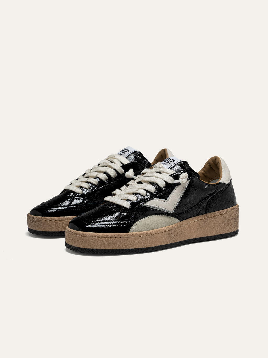 Sneaker PLAYNEWSKY in Vernice Nera con Dettagli Bianchi