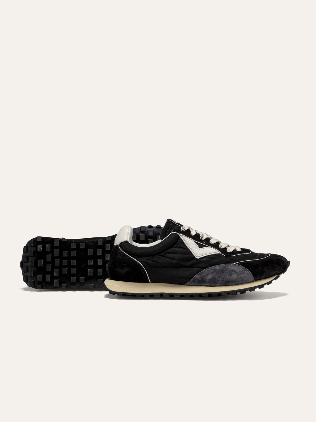 Sneaker VINTAGERUN in Tessuto Nero e Camoscio Grigio