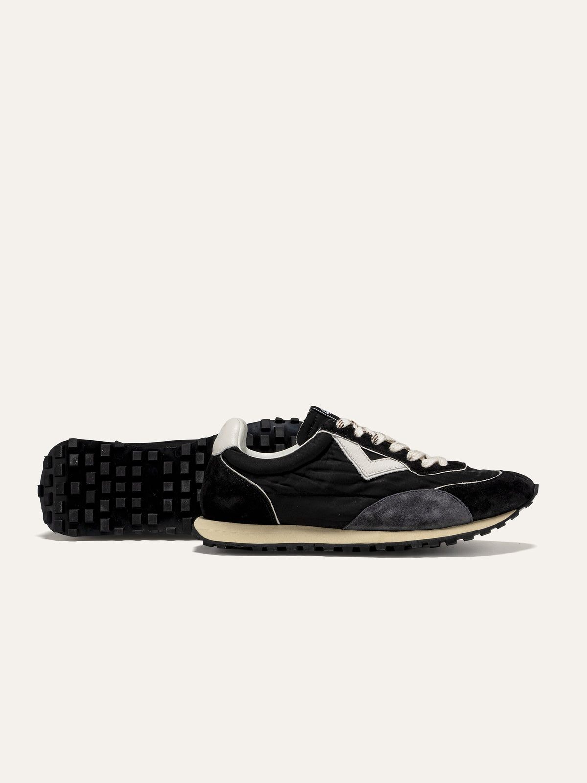 Sneaker VINTAGERUN in Tessuto Nero e Camoscio Grigio
